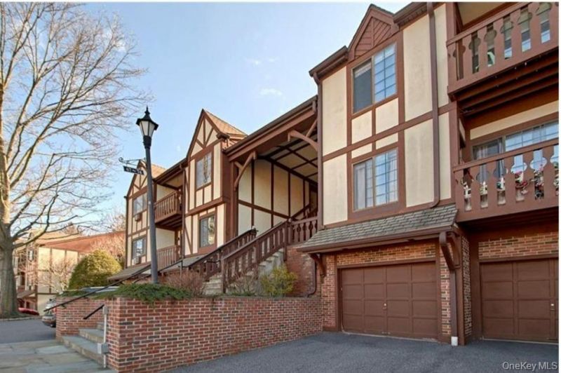 72 Foxwood Circle, Mount Kisco, NY 10549 Main Photo