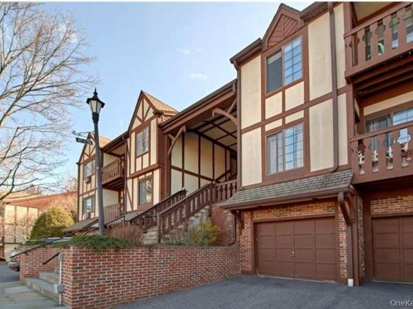 72 Foxwood Circle, Mount Kisco, NY 10549