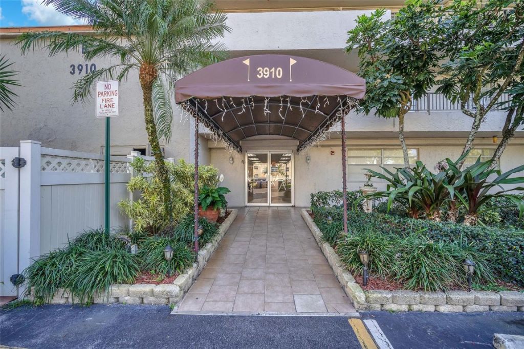 3910 Inverrary Boulevard, Unit 308-b, Lauderhill, FL 33319 Photo