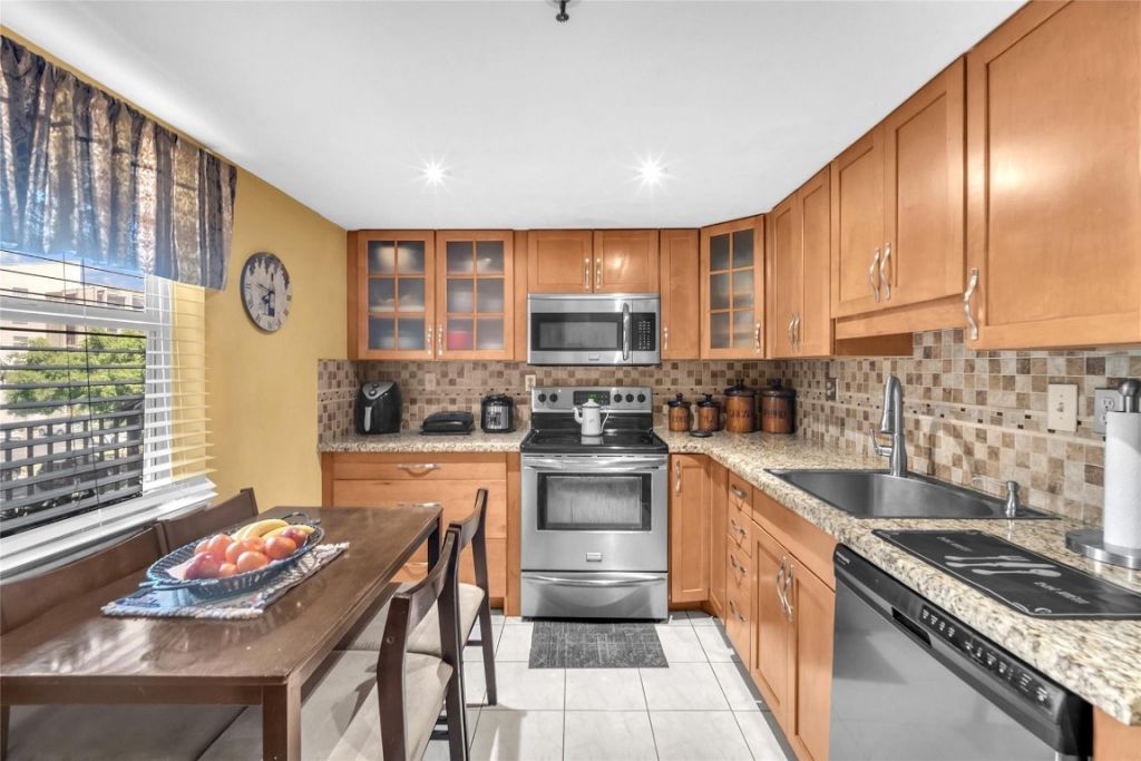 3910 Inverrary Boulevard, Unit 308-b, Lauderhill, FL 33319 Photo