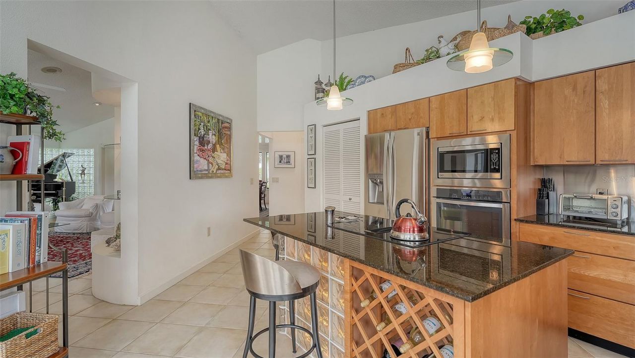 8142 Misty Oaks Boulevard, Sarasota, FL 34243 Photo