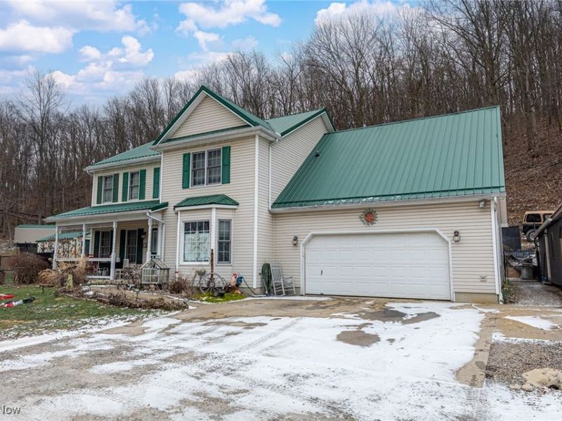 828 Green Drive, Coshocton, OH 43812 Photo 2