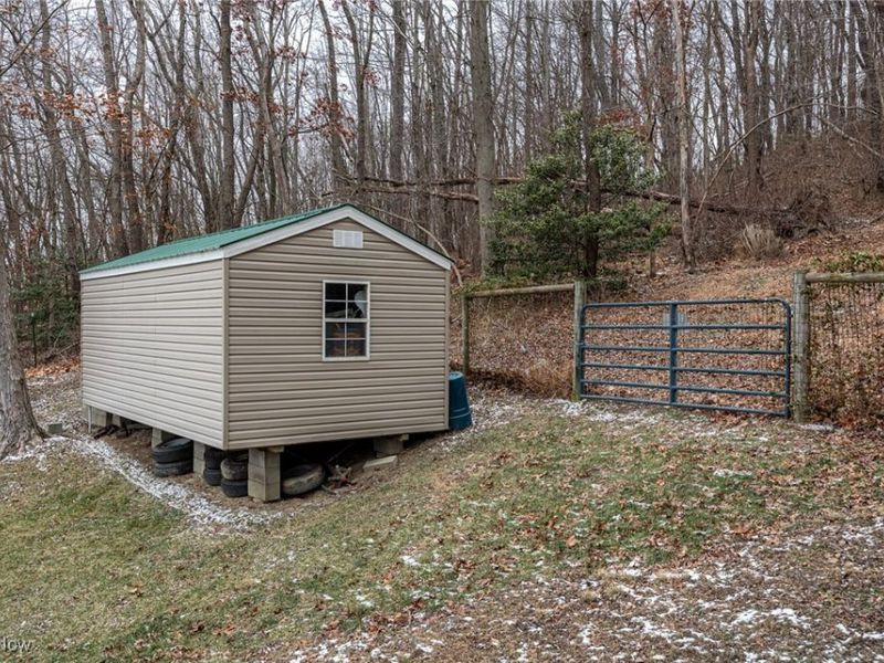 828 Green Drive, Coshocton, OH 43812 Photo 9