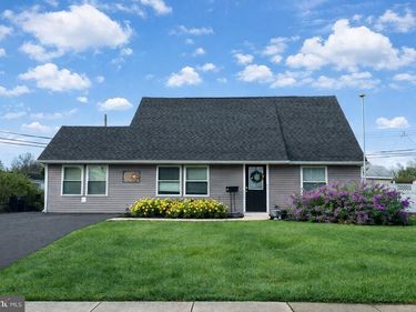 5 JUNE ROAD, LEVITTOWN, PA 19056