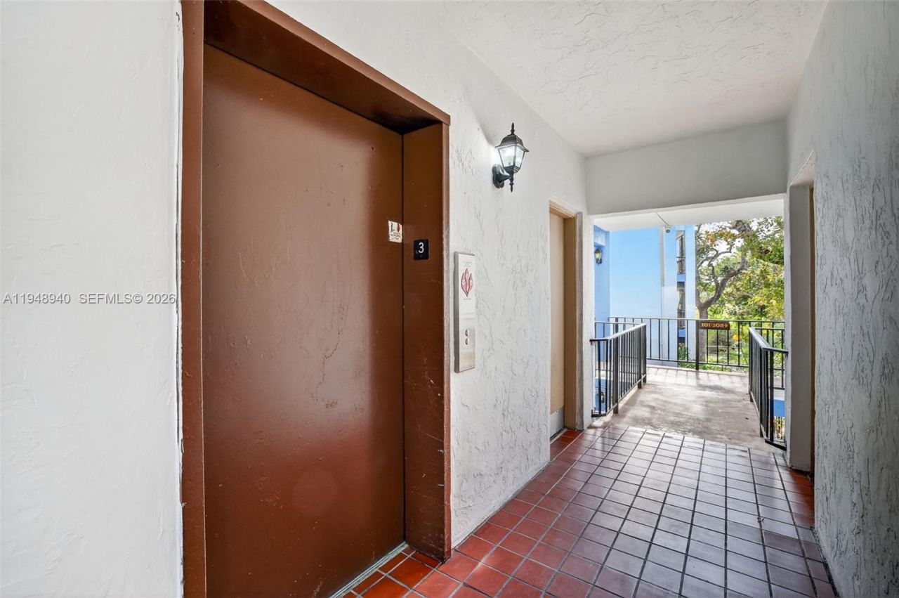 6060 S Falls Cir Dr, Unit 306, Lauderhill, FL 33319 Photo