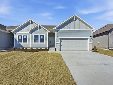 1212 SE Windbreak Drive, Lee's Summit, MO 64081