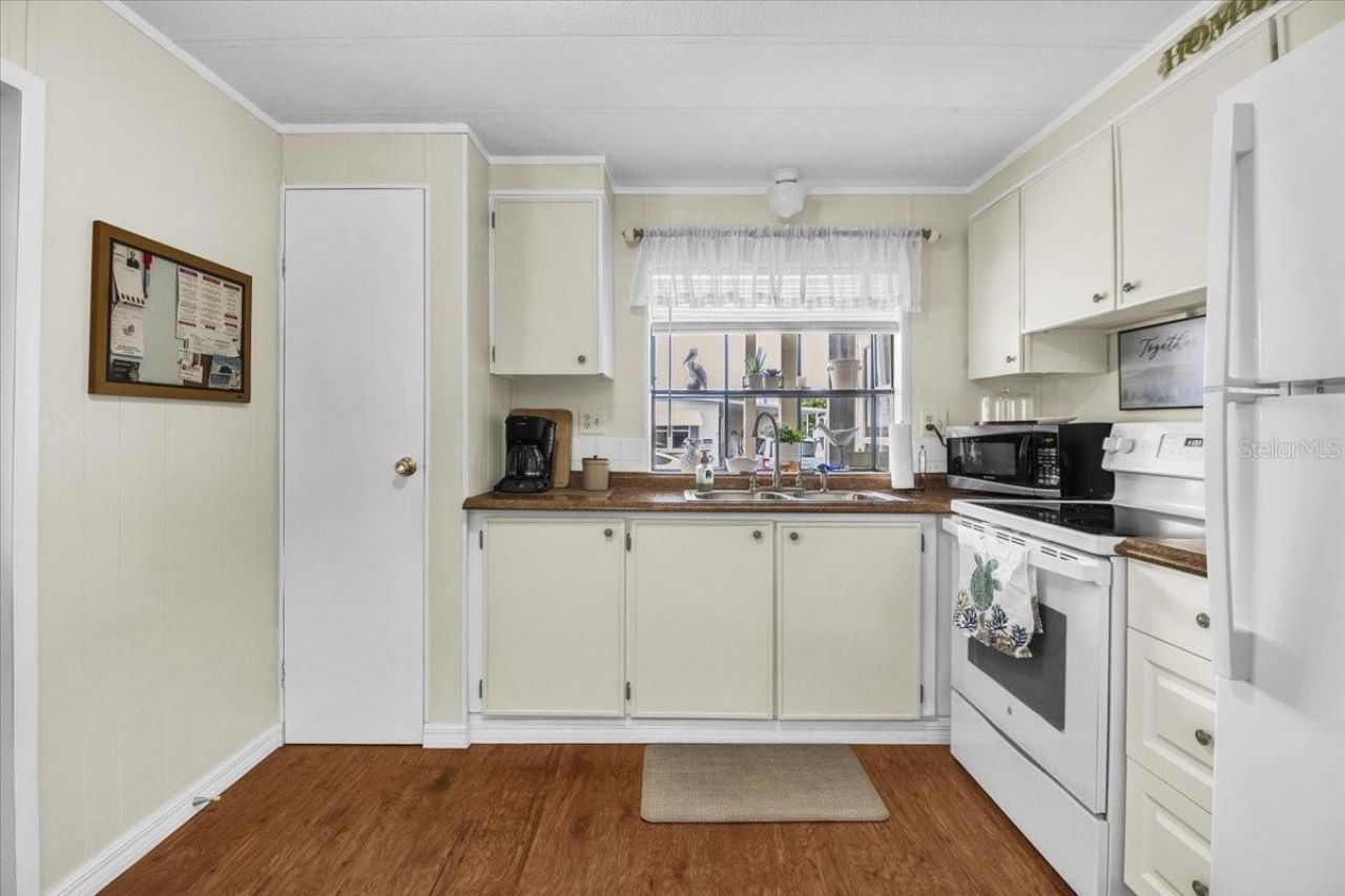 808 53rd Avenue E, Unit 209, Bradenton, FL 34203 Photo