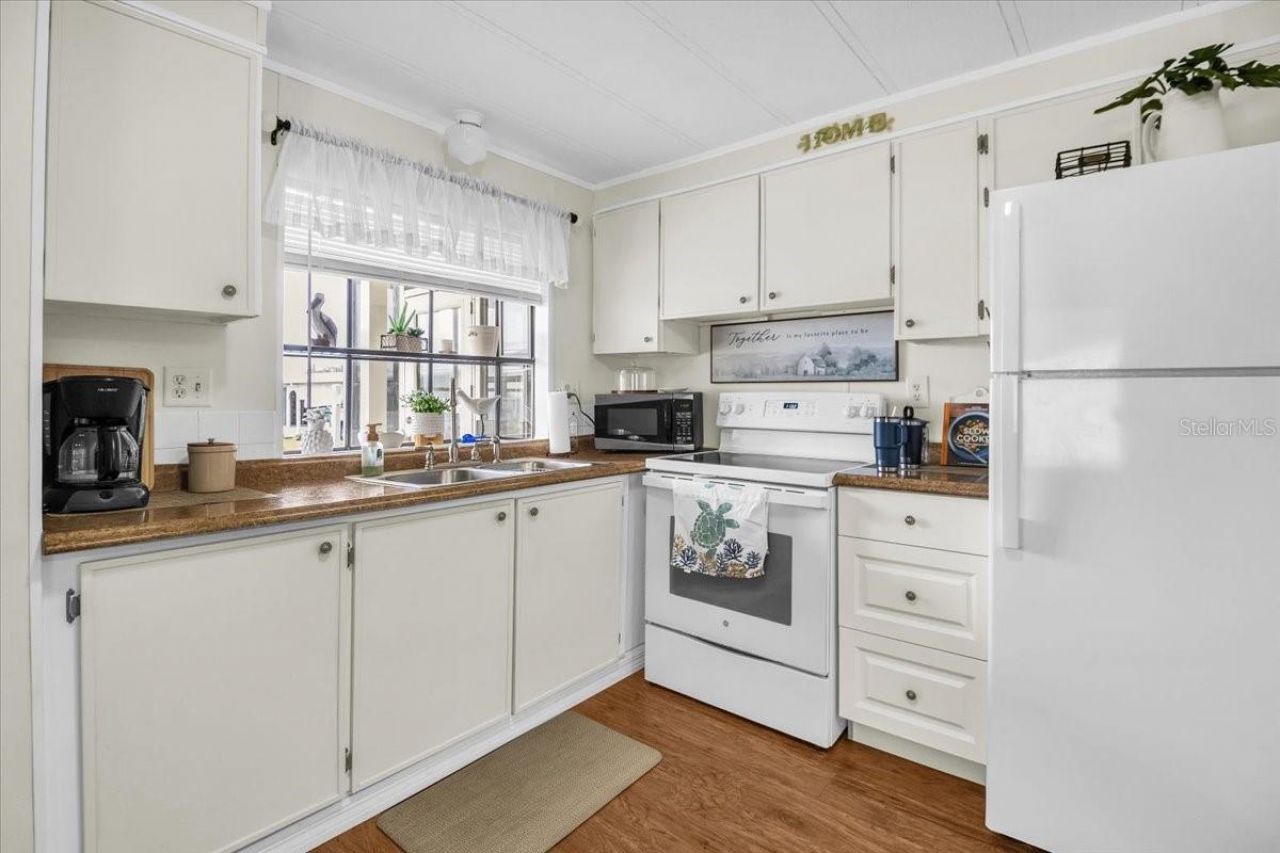 808 53rd Avenue E, Unit 209, Bradenton, FL 34203 Photo