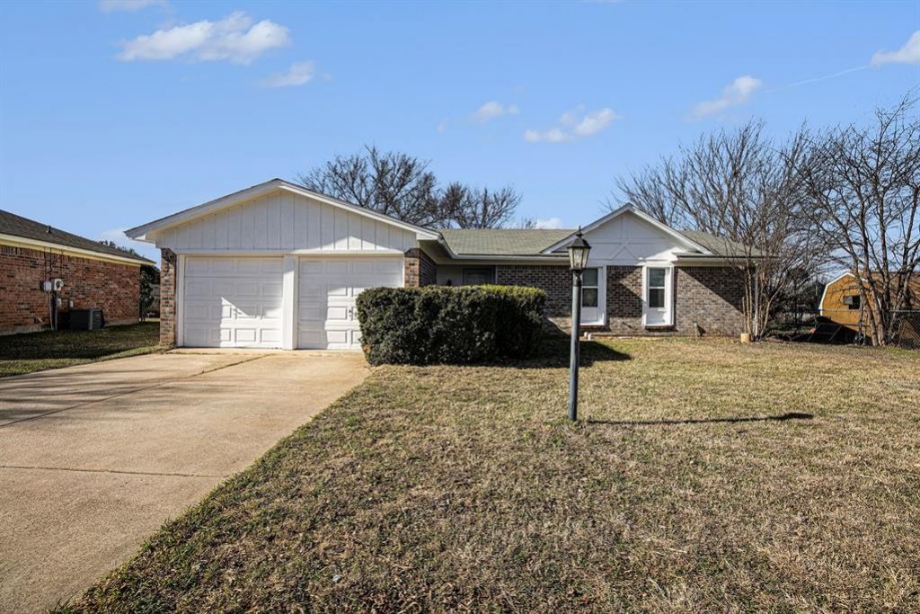 125 Roundtree Drive, Crowley, TX 76036 Main Photo