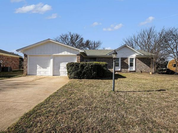 125 Roundtree Drive, Crowley, TX 76036