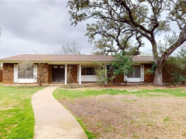 204 W Johnson Street, Cuero, TX 77954