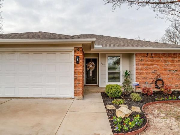 800 Crestview Drive, Burleson, TX 76028