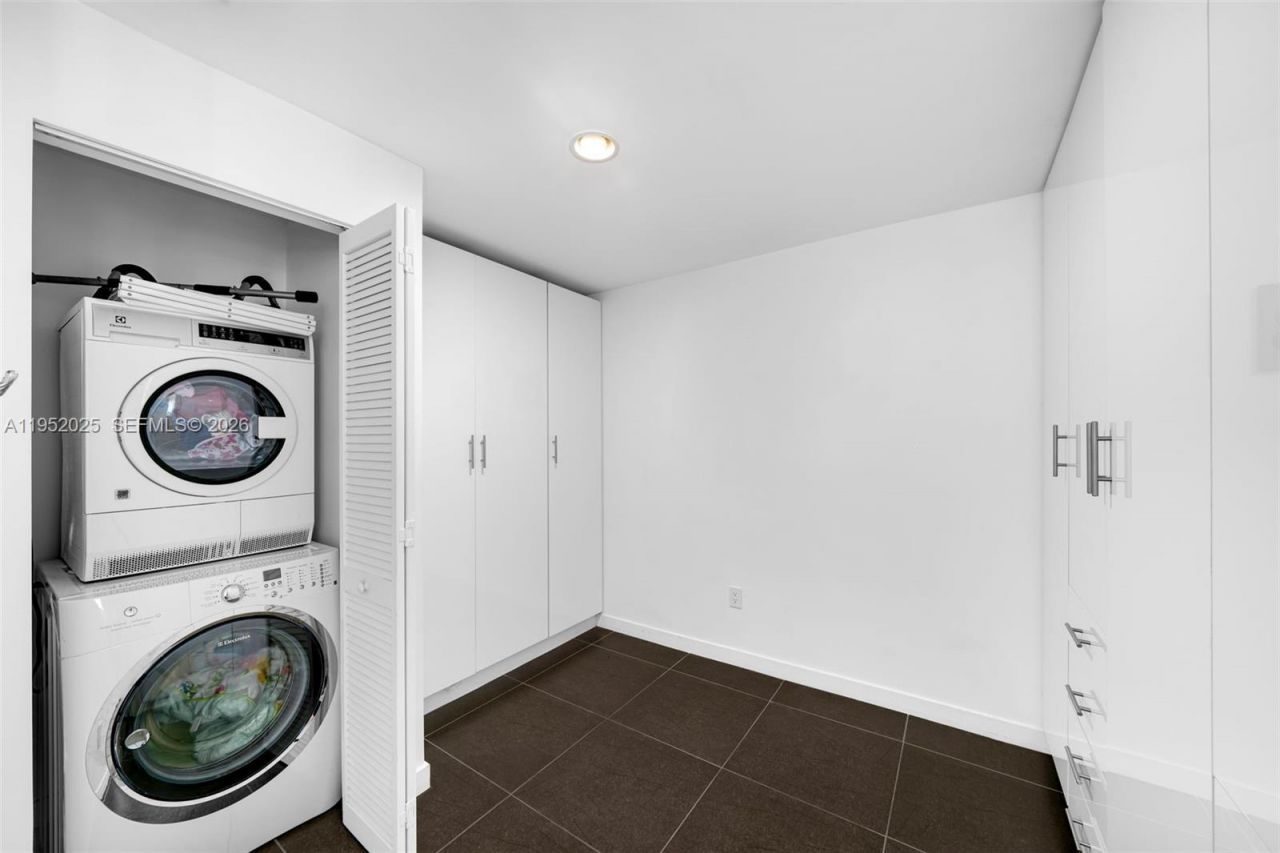 300 S Biscayne Blvd, Unit L-410, Miami, FL 33131 Photo