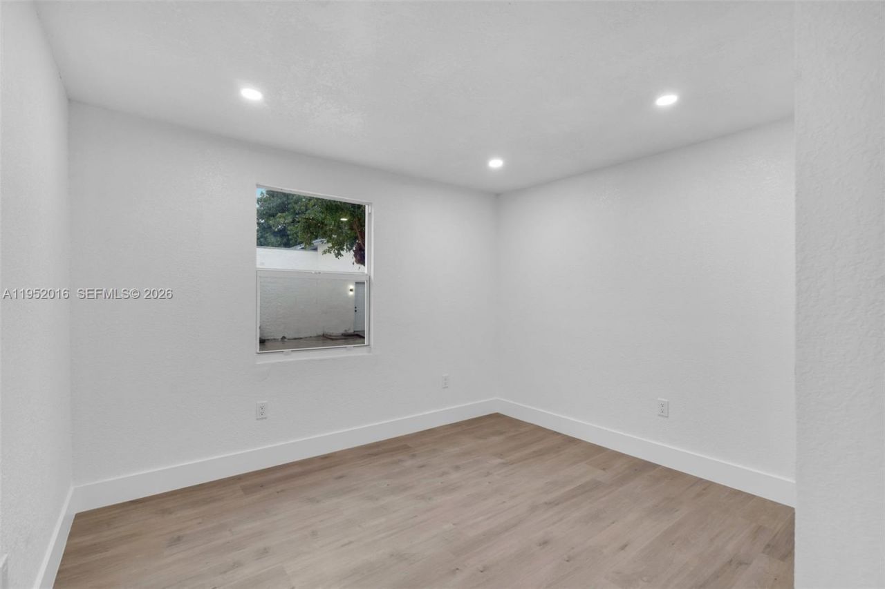 75 NW 160th St, Miami, FL 33169 Photo