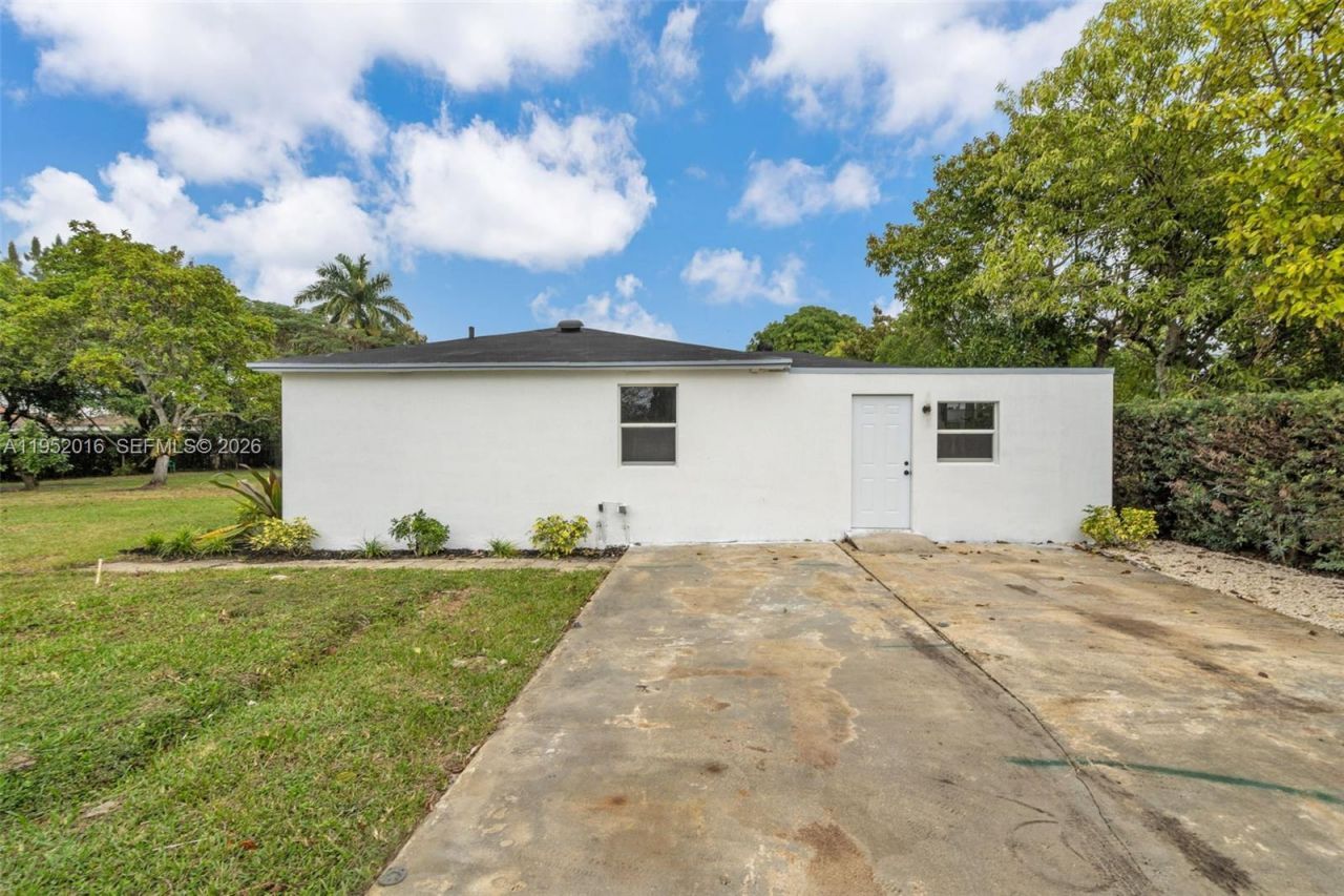 75 NW 160th St, Miami, FL 33169 Photo