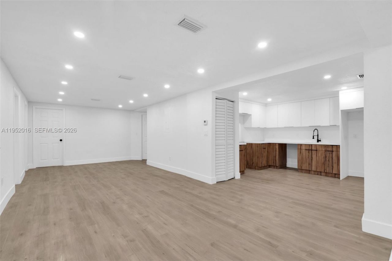 75 NW 160th St, Miami, FL 33169 Photo