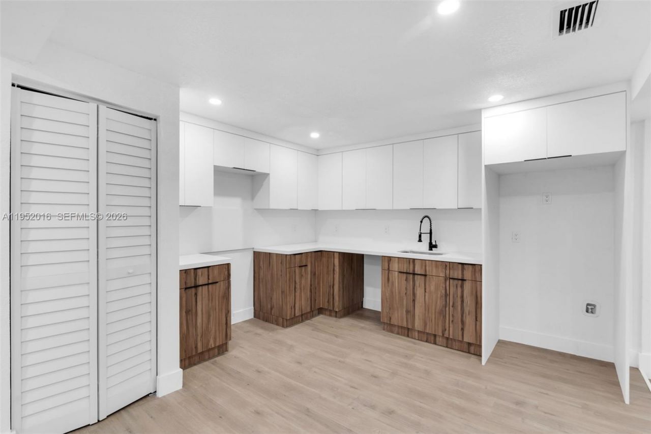 75 NW 160th St, Miami, FL 33169 Photo