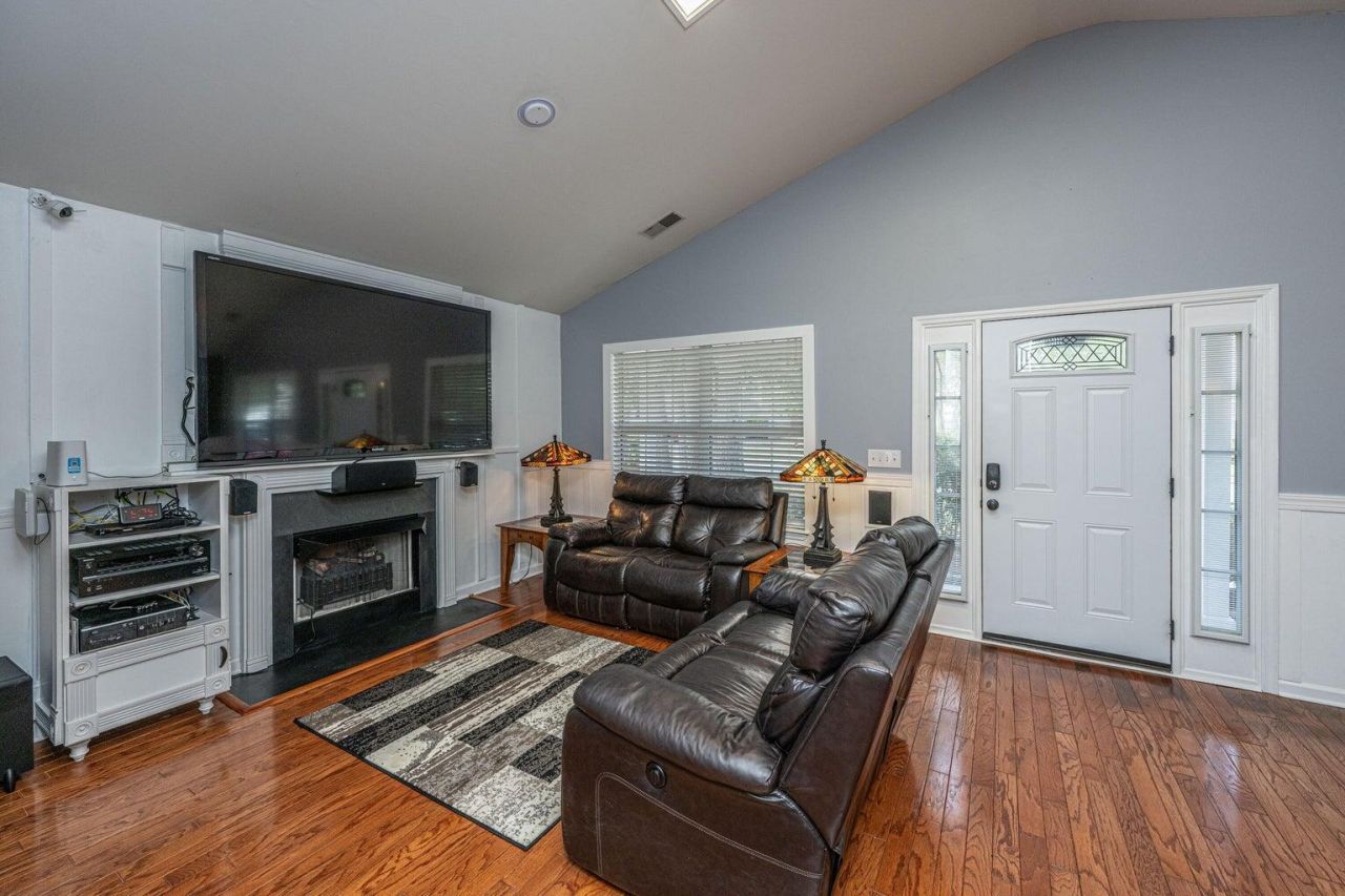 9020 Greenbriar Drive Photo 3