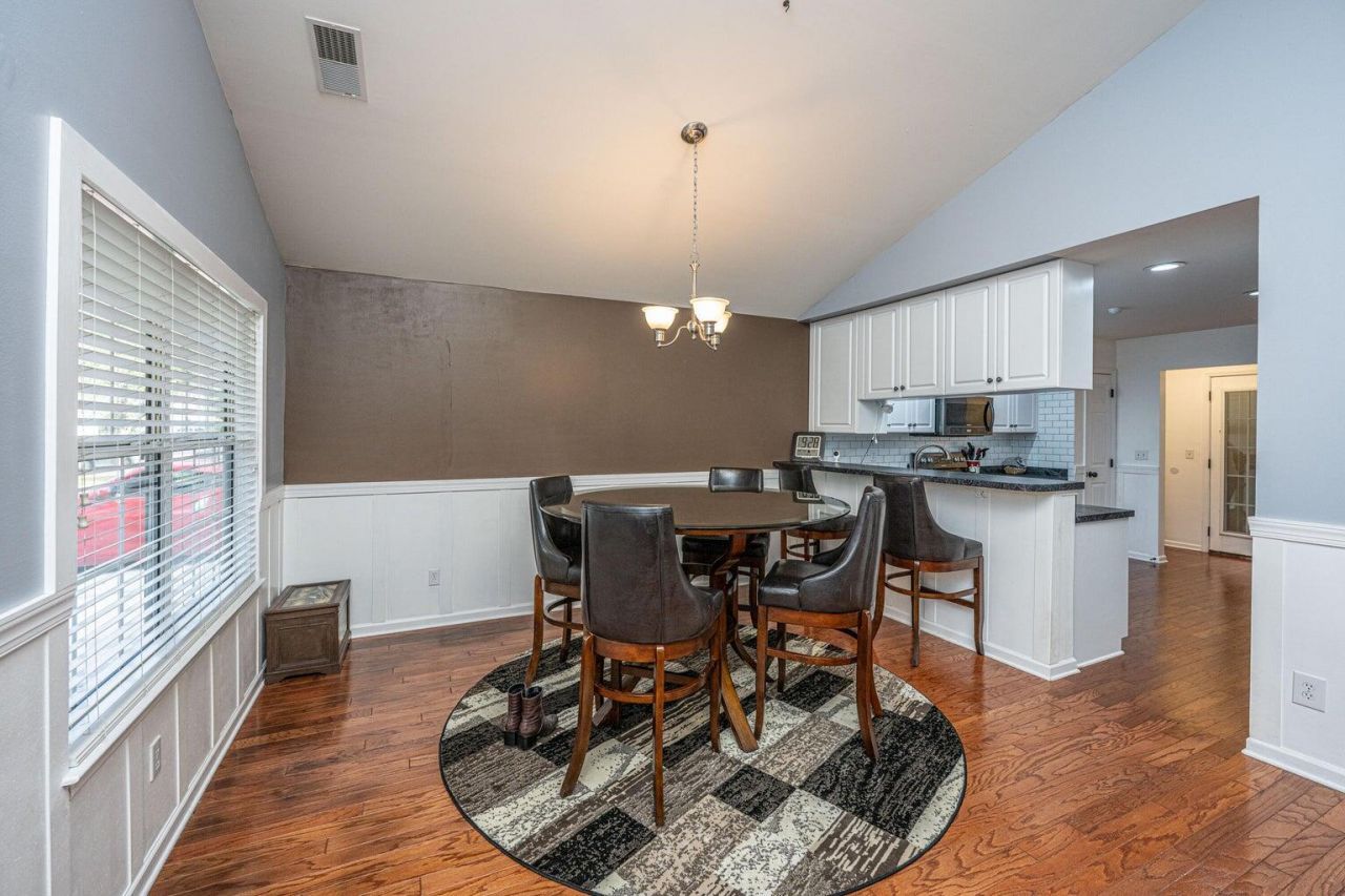 9020 Greenbriar Drive Photo 4