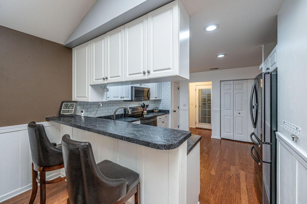 9020 Greenbriar Drive Photo 5