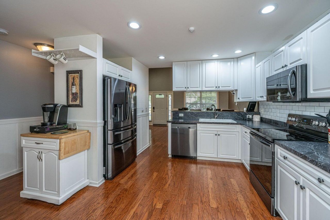 9020 Greenbriar Drive Photo 6