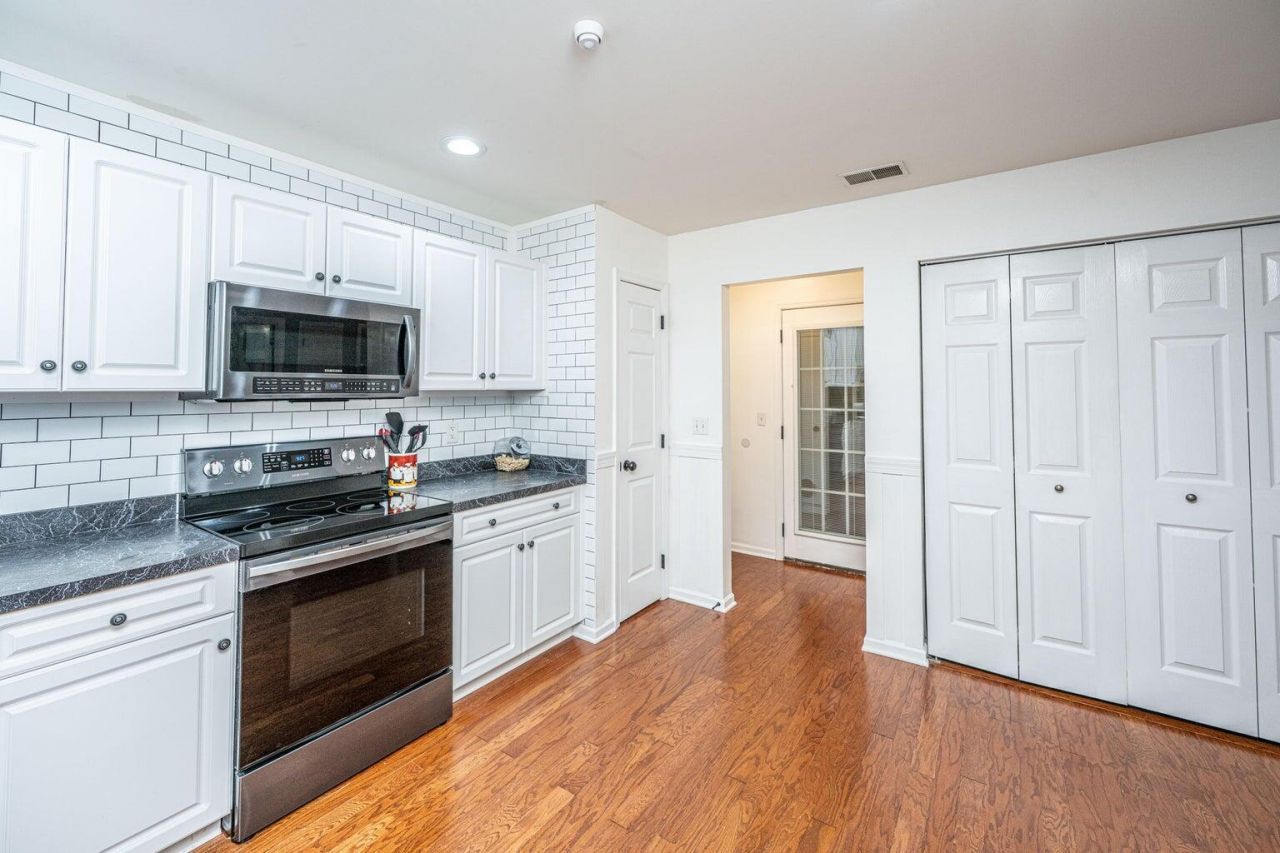 9020 Greenbriar Drive Photo 7