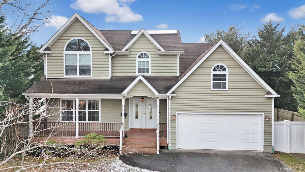 14 Donna Place, East Islip, NY 11730 Main Photo