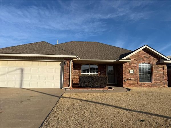 605 E Greenwood Lane, Mustang, OK 73064