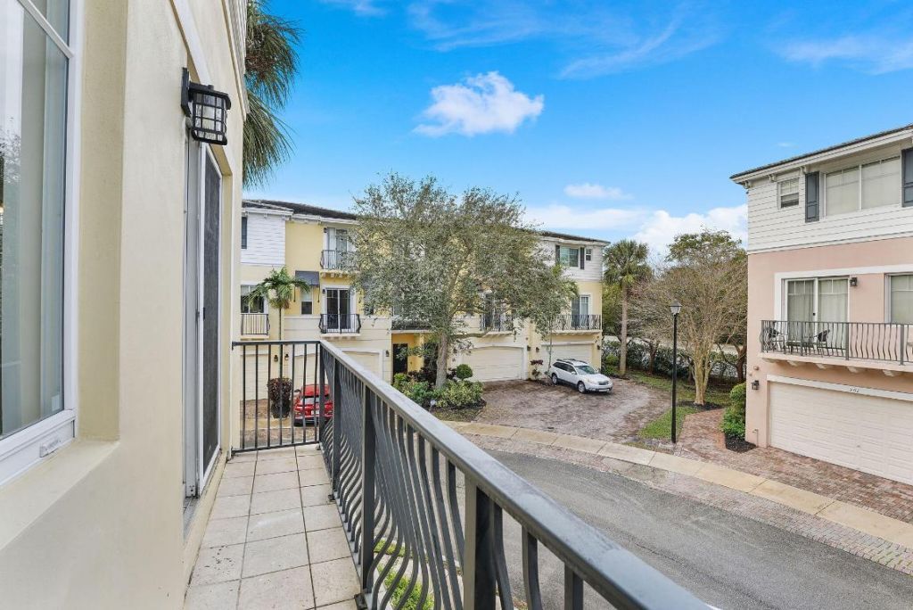 560 NW 39th Circle, Unit 560, Boca Raton, FL 33431 Photo