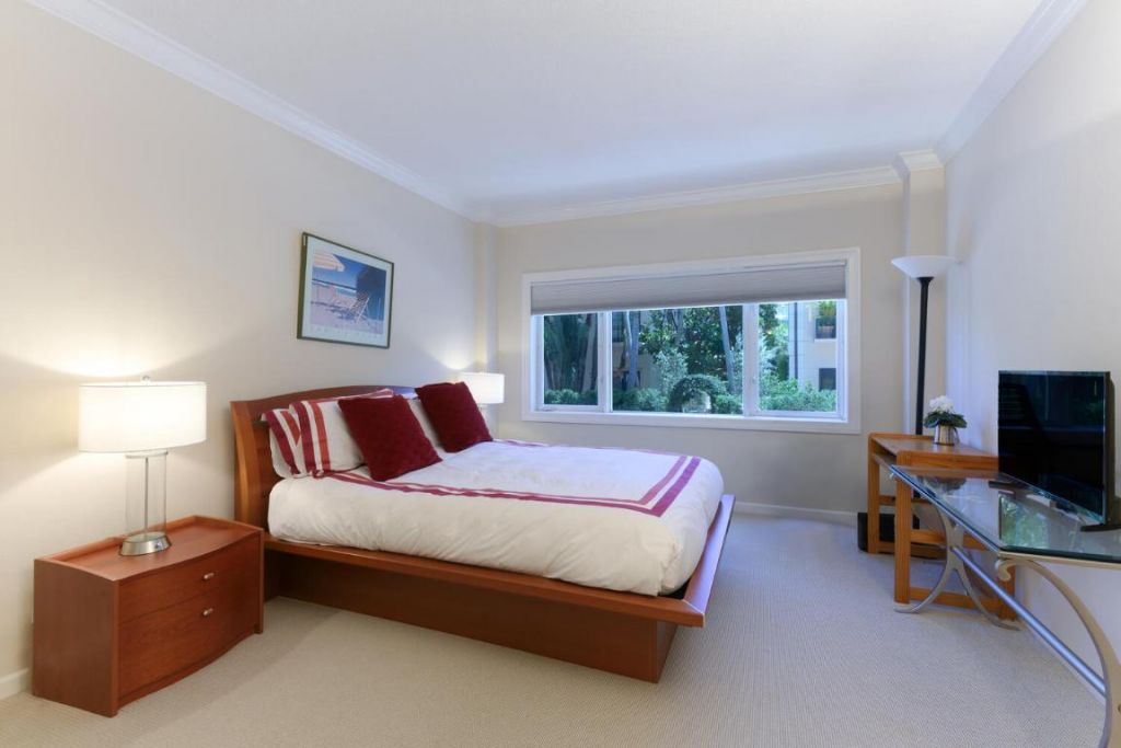 250 Bradley Place, Unit 210, Palm Beach, FL 33480 Photo