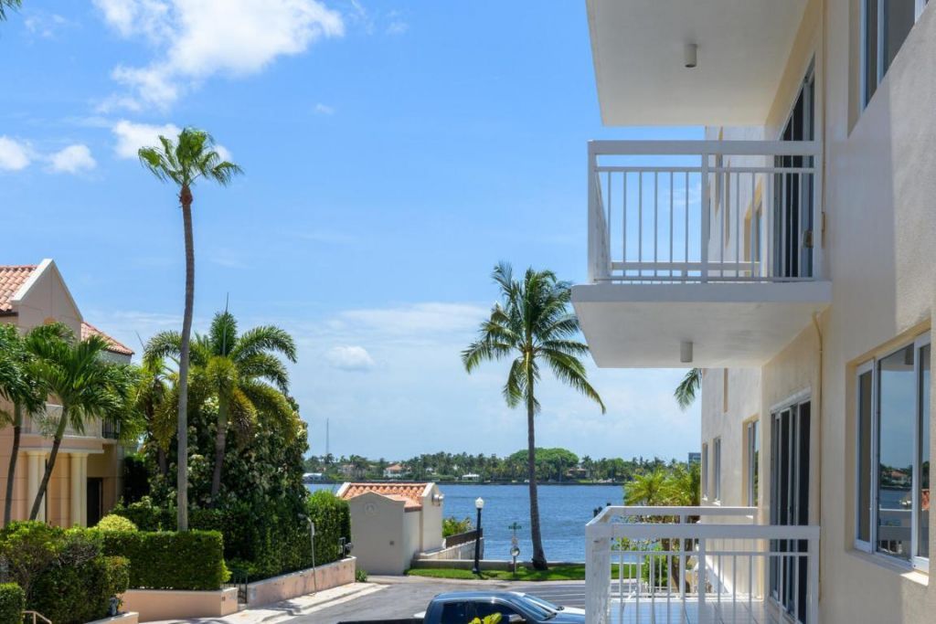 250 Bradley Place, Unit 210, Palm Beach, FL 33480 Photo