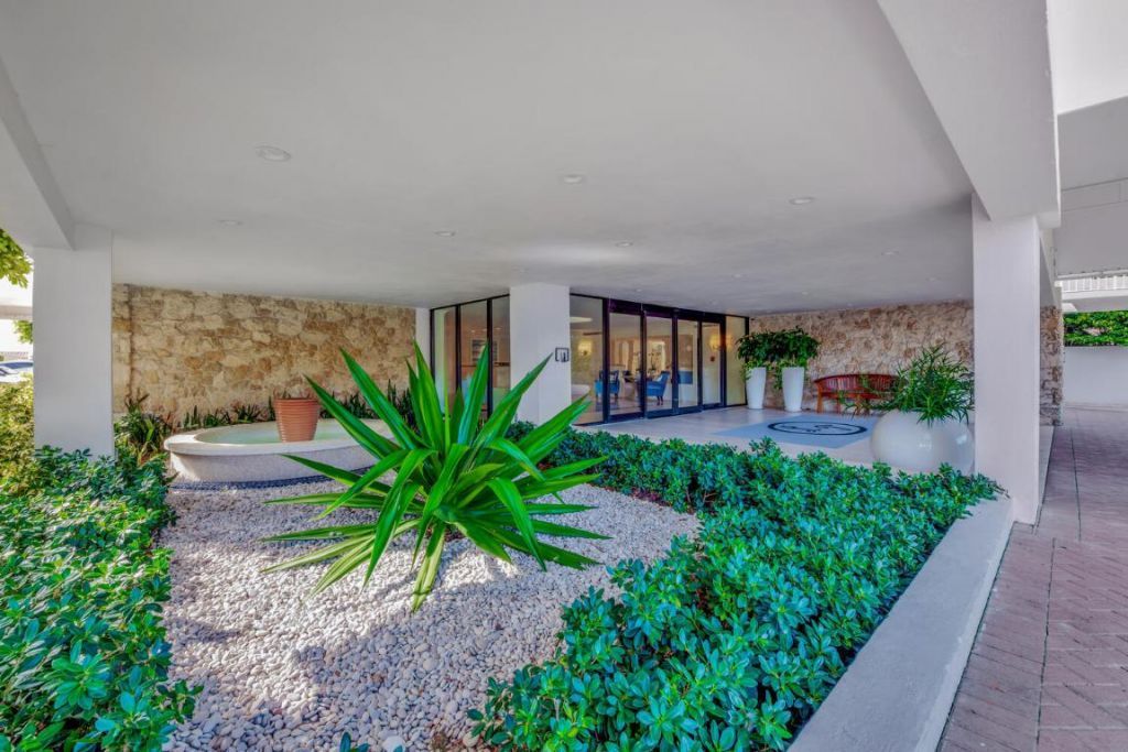 250 Bradley Place, Unit 210, Palm Beach, FL 33480 Photo