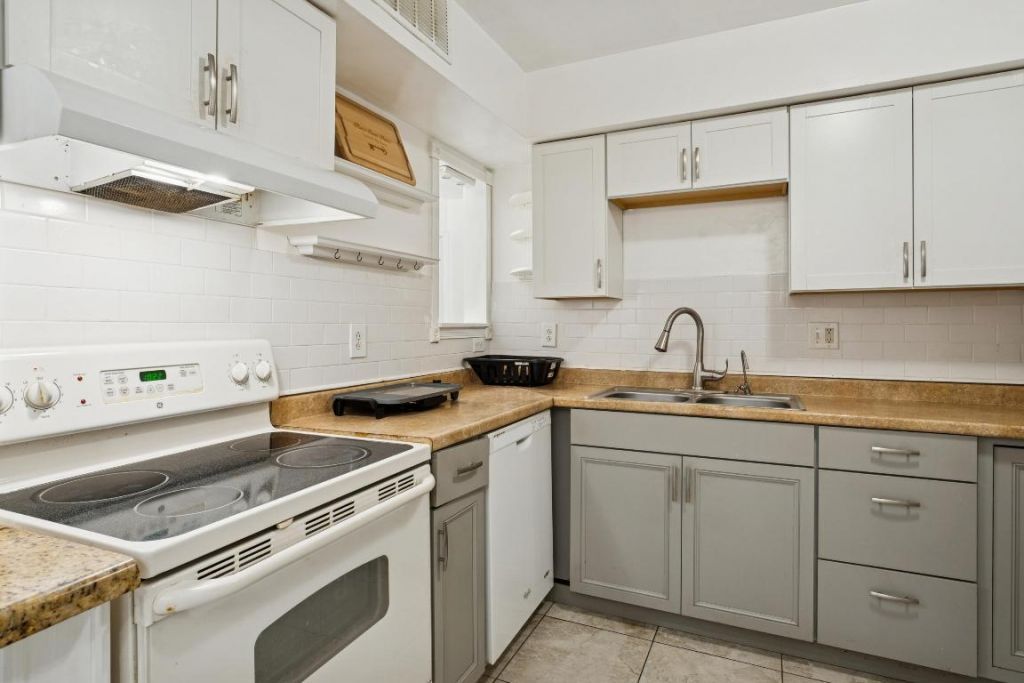 9930 Pineapple Tree Drive, Unit 112, Boynton Beach, FL 33436 Photo