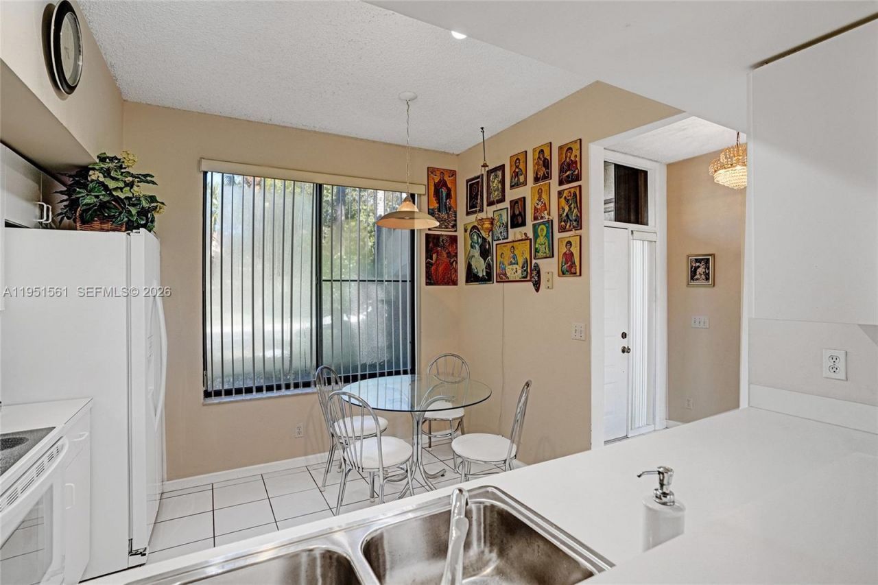 10530 NW 10th St, Unit B-125, Plantation, FL 33322 Photo