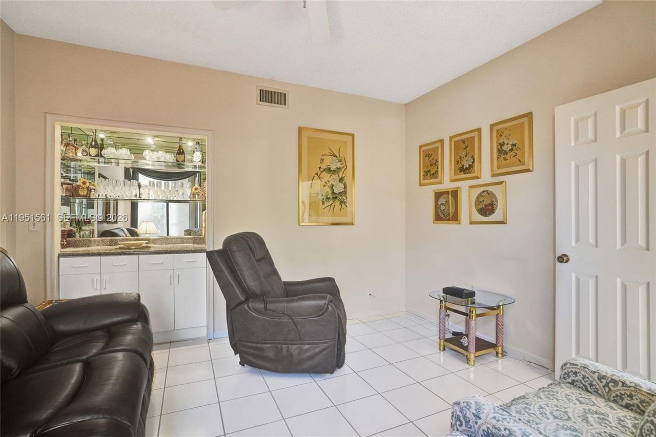10530 NW 10th St, Unit B-125, Plantation, FL 33322 Photo