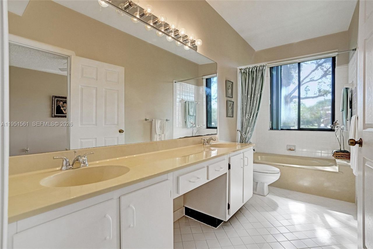 10530 NW 10th St, Unit B-125, Plantation, FL 33322 Photo