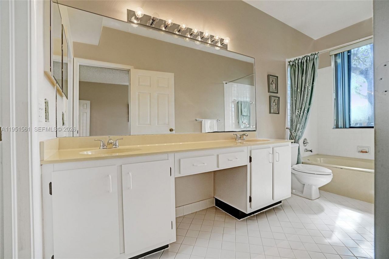 10530 NW 10th St, Unit B-125, Plantation, FL 33322 Photo