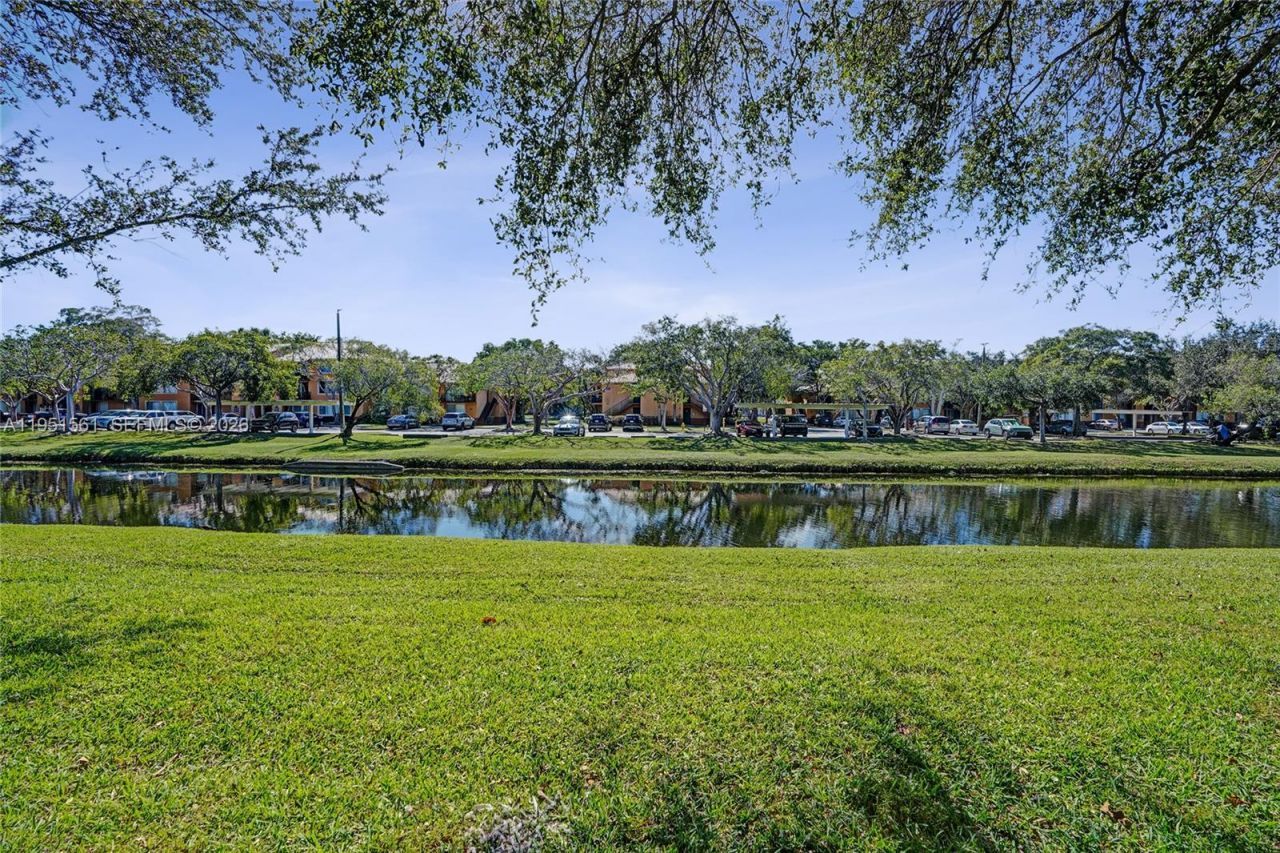 10530 NW 10th St, Unit B-125, Plantation, FL 33322 Photo