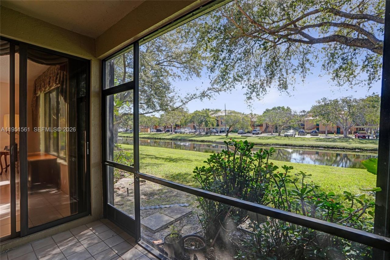 10530 NW 10th St, Unit B-125, Plantation, FL 33322 Photo