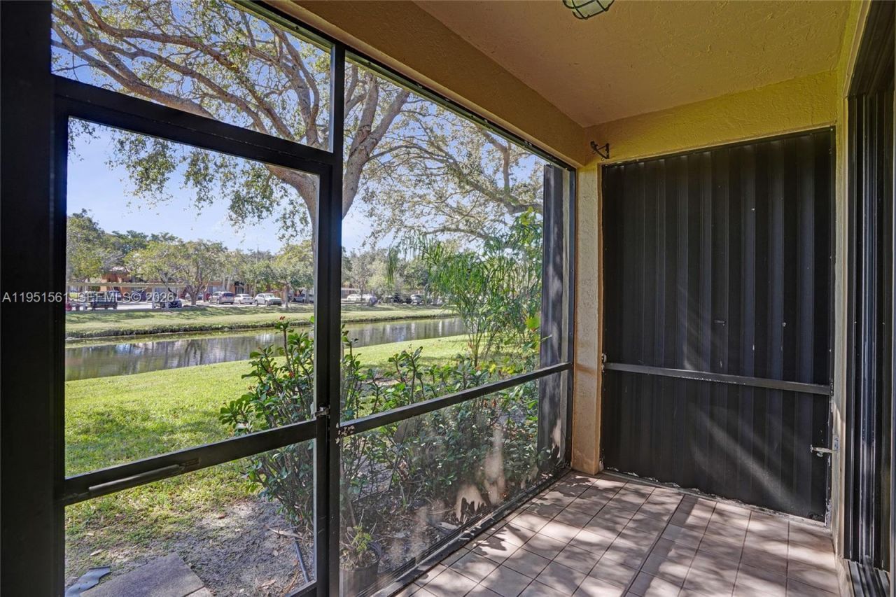 10530 NW 10th St, Unit B-125, Plantation, FL 33322 Photo