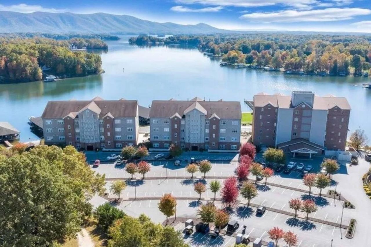 1245 Graves Harbor Trl, Unit 2200, Huddleston, VA 24104 Main Photo