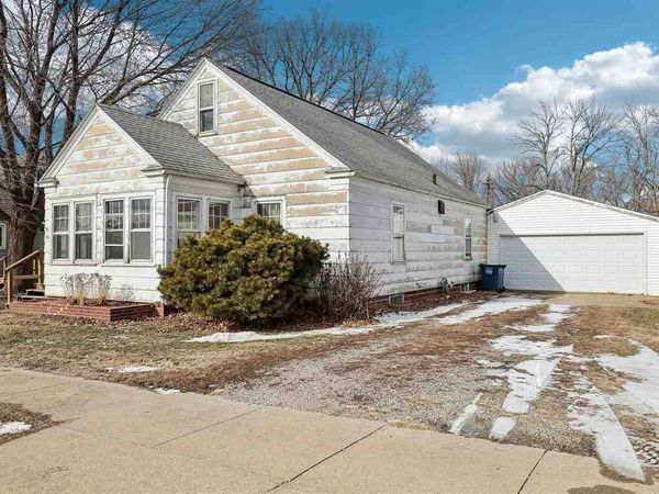 414 2nd St, Victor, IA 52347