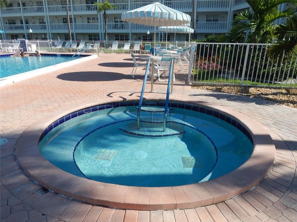 2453 NE 51st Street, Unit D-306, Fort Lauderdale, FL 33308 Photo
