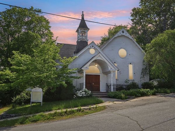 39 High St, Merrimac, MA 01860