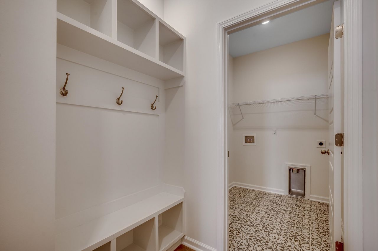 3037 Claredon St Photo 17