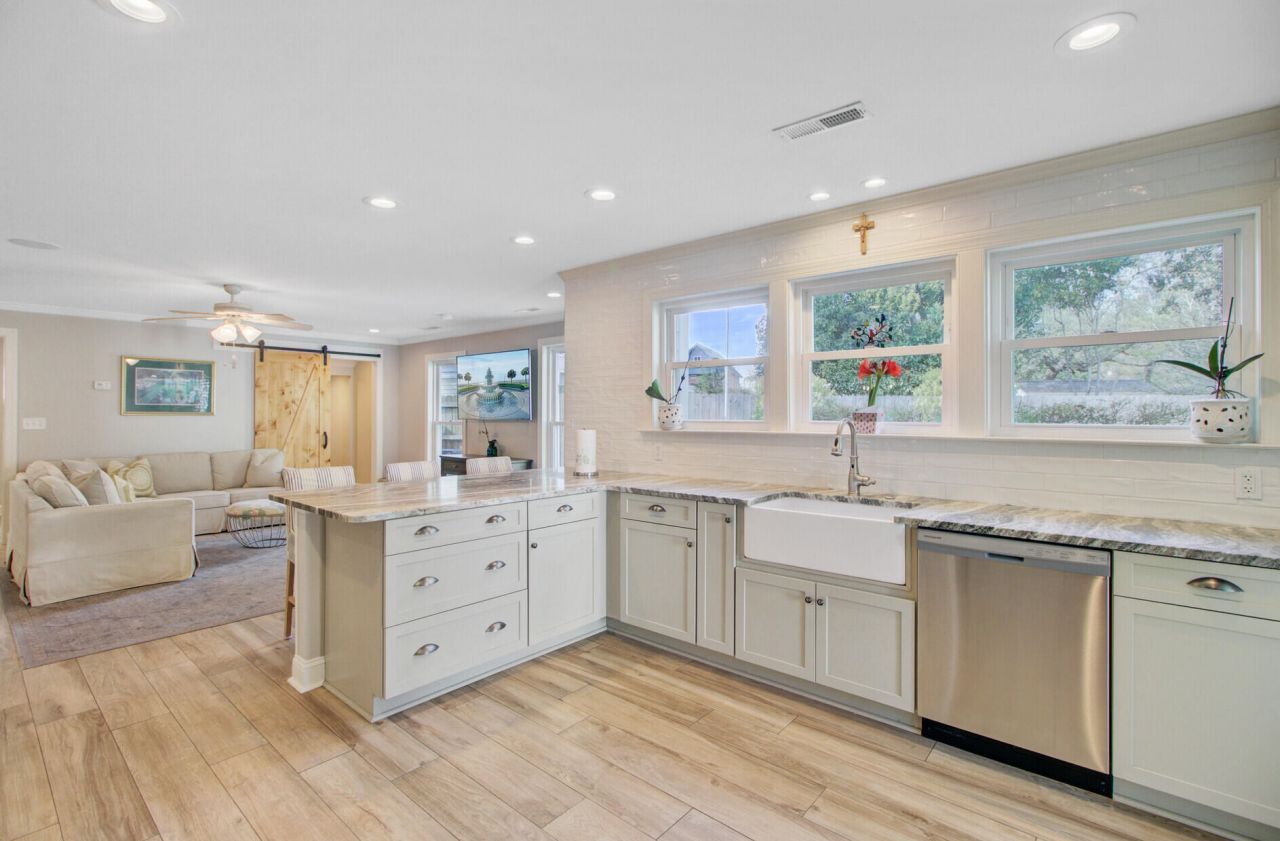 8 Vincent Drive Photo 25