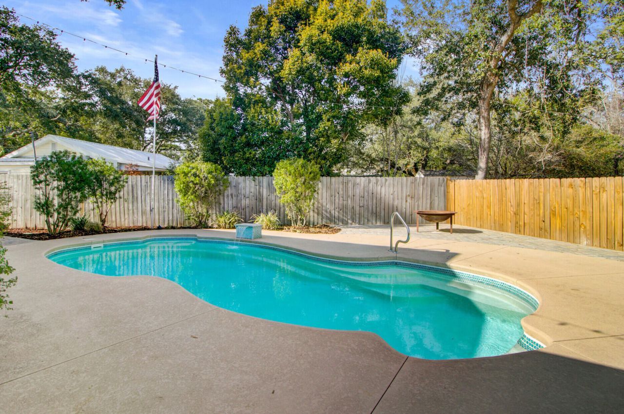 8 Vincent Drive Photo 48