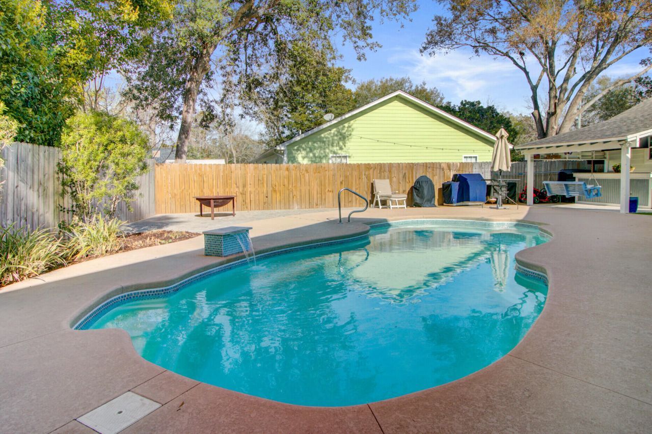 8 Vincent Drive Photo 50