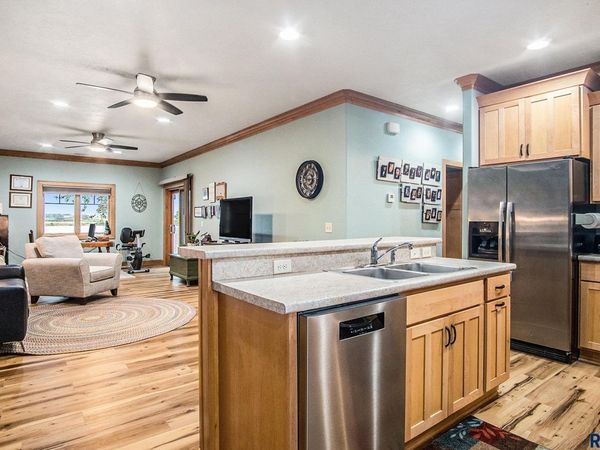 5011 Sunset Blvd, Madison, SD 57042