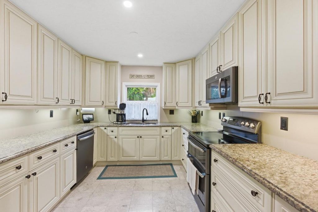 831 N Lakeside Drive, Lake Worth Beach, FL 33460 Photo